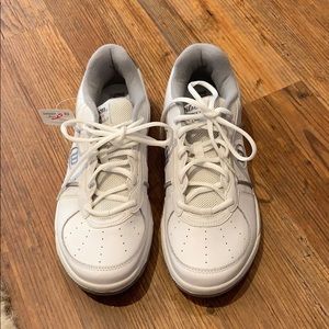 Wilson Pro Staff Classic II women’s tennis shoes.